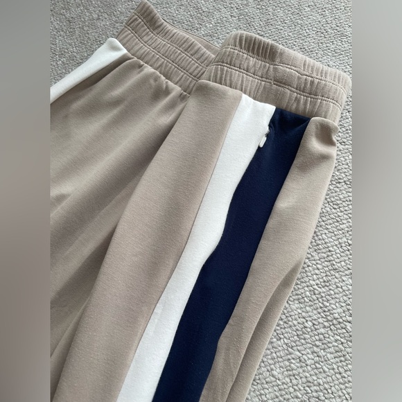 SPANX Women’s Air Essentials Colorblock Wide Leg Track Pant, Ashwood, Size L - Picture 5 of 8